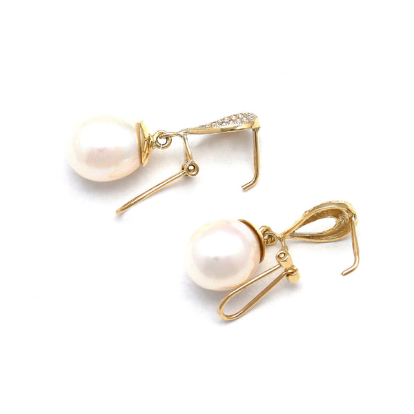 Aretes calados con perlas calabazo y circonias en oro amarillo 14 kilates.