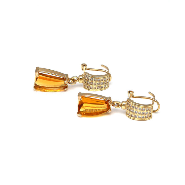 Aretes estilizados con citrinos y circonias en oro amarillo 14 kilates.