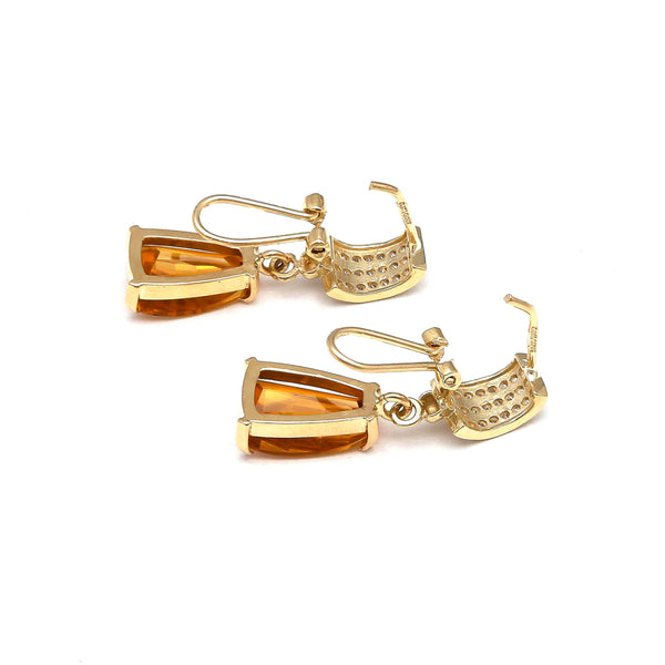 Aretes estilizados con citrinos y circonias en oro amarillo 14 kilates.