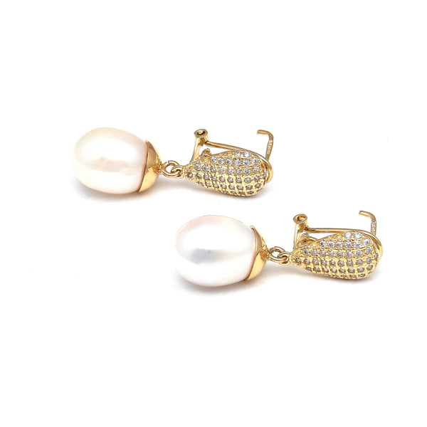 Aretes estilizados con perlas calabazo y circonias en oro amarillo 14 kilates.