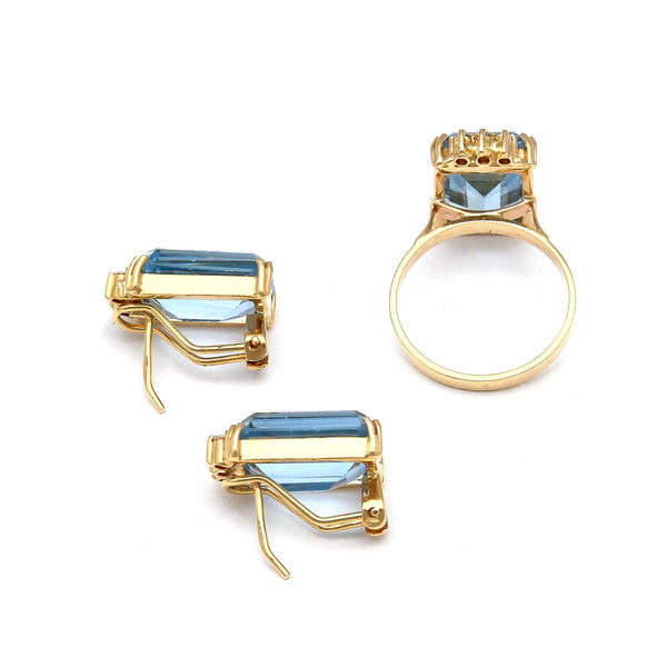 Juego de anillo y aretes estilizados con diamantes y topacio azul en oro amarillo 14 kilates.