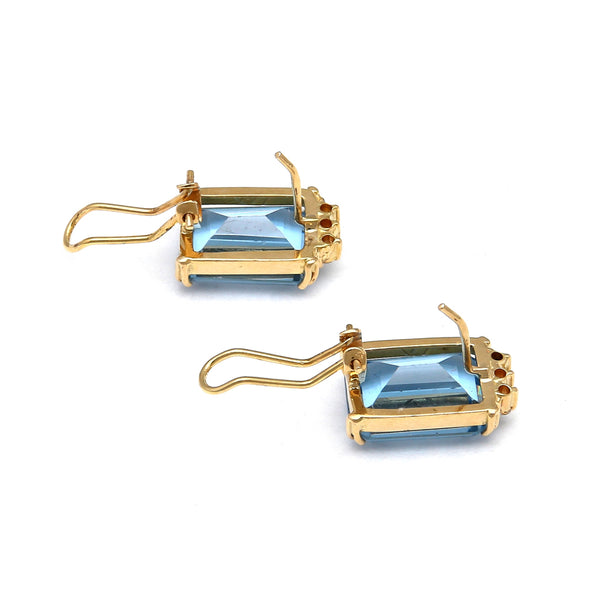 Juego de anillo y aretes estilizados con diamantes y topacio azul en oro amarillo 14 kilates.