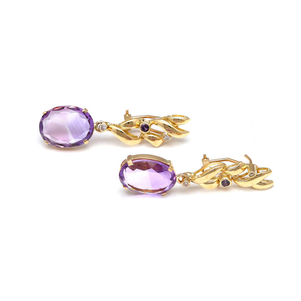 Aretes estilizados con amatistas lavanda y circonias en oro amarillo 14 kilates.