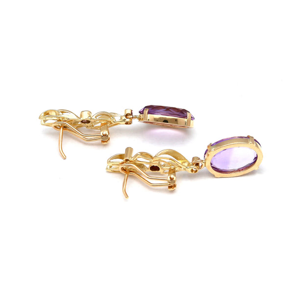 Aretes estilizados con amatistas lavanda y circonias en oro amarillo 14 kilates.
