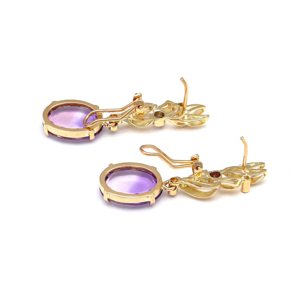 Aretes estilizados con amatistas lavanda y circonias en oro amarillo 14 kilates.