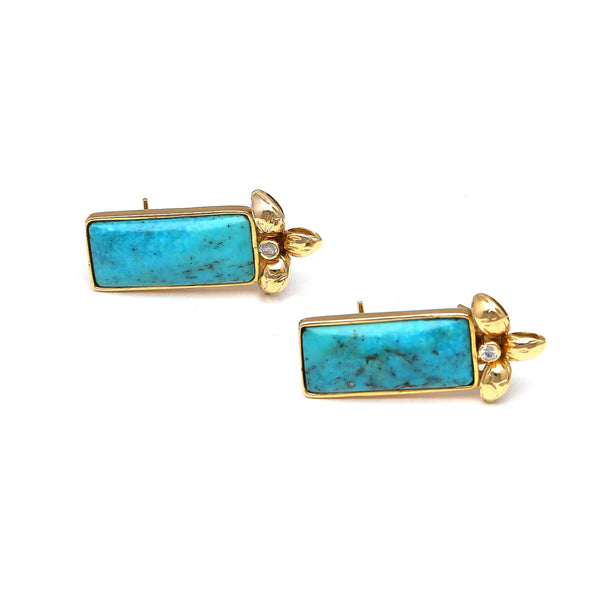 Aretes estilizados con turquesas y circonias en oro amarillo 14 kilates.