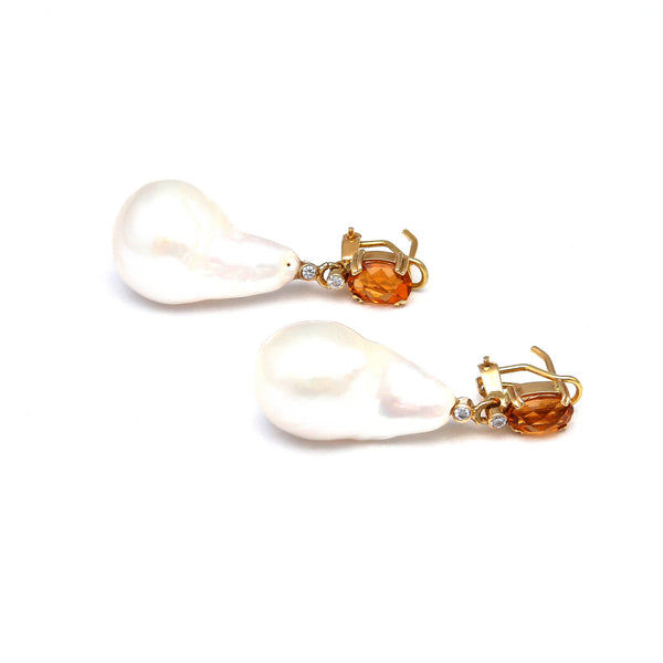 Aretes estilizados con perlas barrocas y citrinos en oro amarillo 14 kilates.