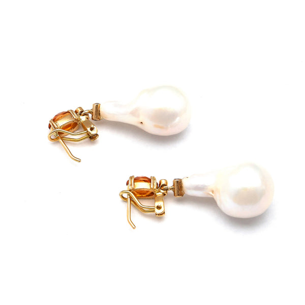 Aretes estilizados con perlas barrocas y citrinos en oro amarillo 14 kilates.