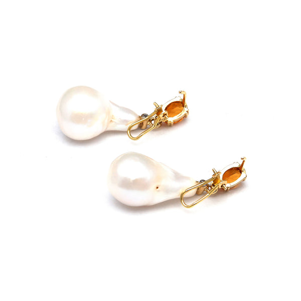 Aretes estilizados con perlas barrocas y citrinos en oro amarillo 14 kilates.