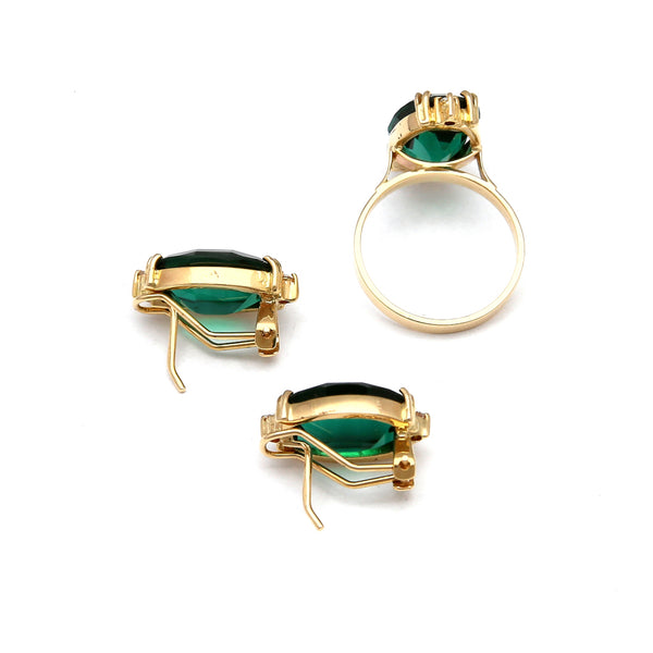 Juego de anillo y aretes estilizados con diamantes y cuarzos verdes en oro amarillo 14 kilates.