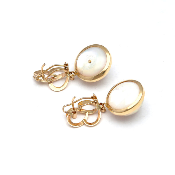 Aretes calados con colgantes, medias perlas y circonias en oro amarillo 14 kilates.
