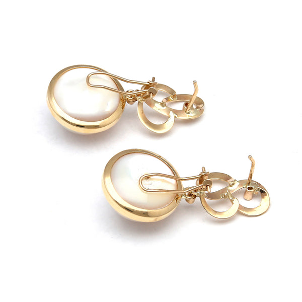 Aretes calados con colgantes, medias perlas y circonias en oro amarillo 14 kilates.
