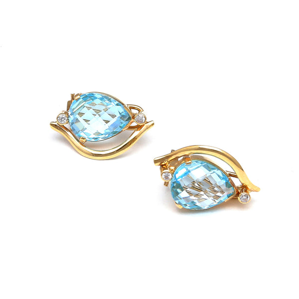 Aretes estilizados con diamantes y topacio azul en oro amarillo 14 kilates.