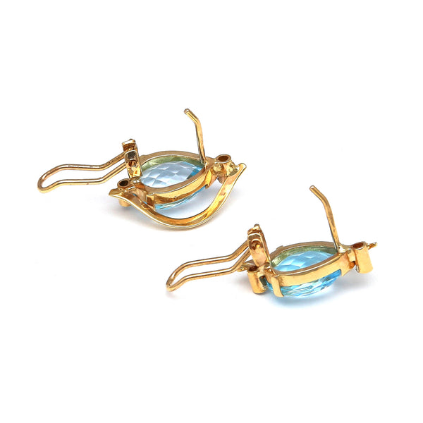 Aretes estilizados con diamantes y topacio azul en oro amarillo 14 kilates.