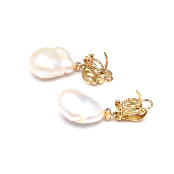 Aretes diseño especial con perla barroca y circonias en oro amarillo 14 kilates.