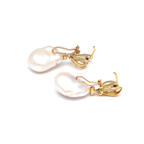 Aretes diseño especial con perla barroca y circonias en oro amarillo 14 kilates.