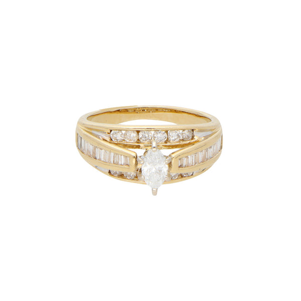 Anillo estilizado con diamantes en oro amarillo 14 kilates.