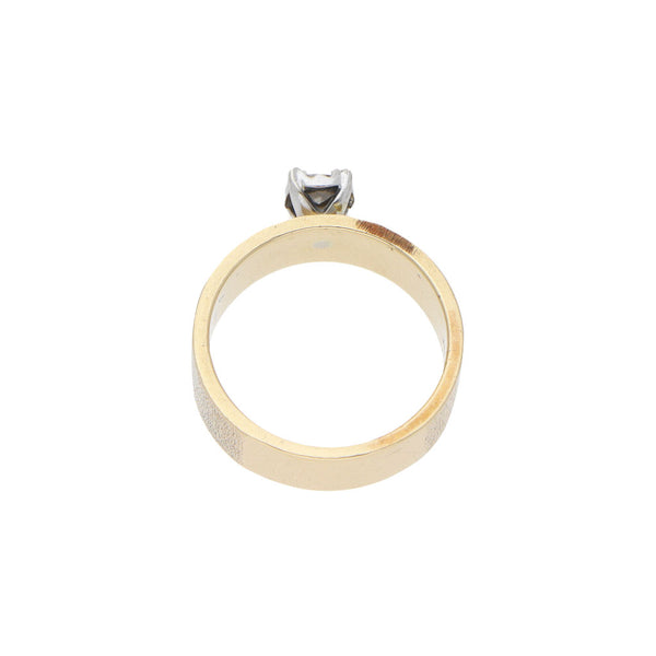 Anillo solitario con diamante en oro amarillo 14 kilates.