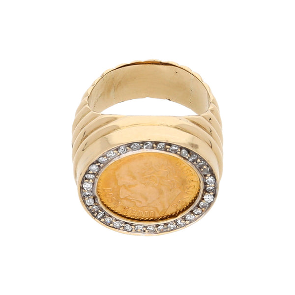 Anillo acanalado con diamantes y moneda de dos y medio pesos oro mexicano 21.6 kilates en oro amarillo 14 kilates.