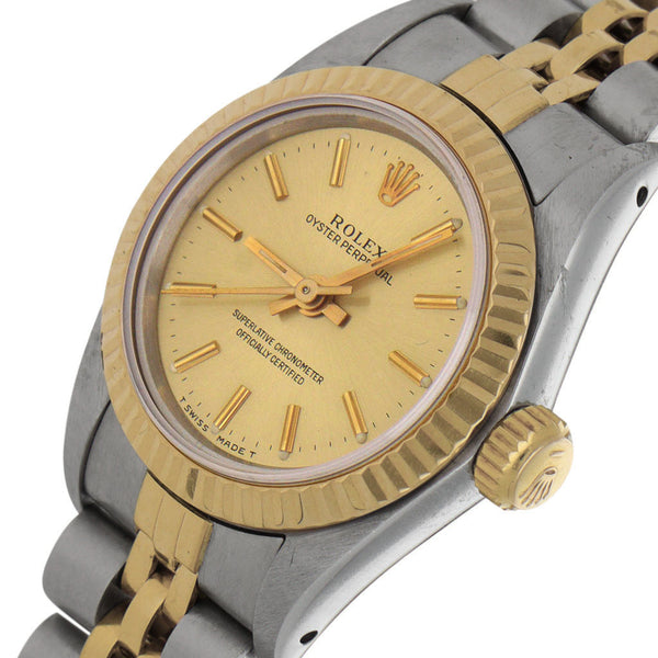 Reloj Rolex para dama modelo Oyster Pepertual vistas en oro amarillo 18 kilates.