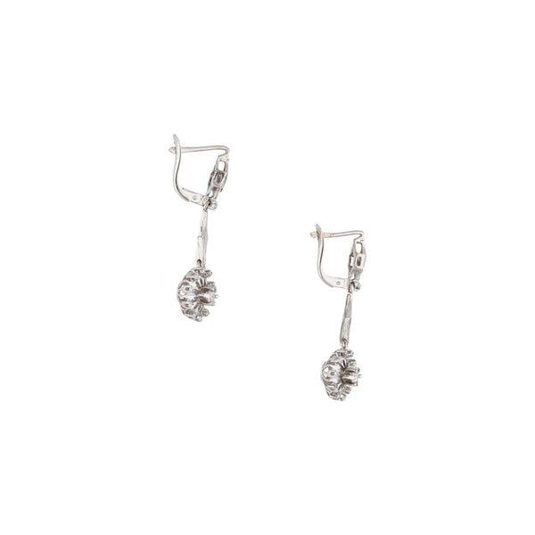 Aretes diseño especial con diamantes en oro blanco 18 kilkates.