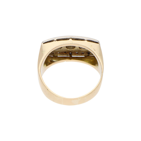 Anillo tipo sello con diamantes en plata paladio y oro amarillo 14 kilates.