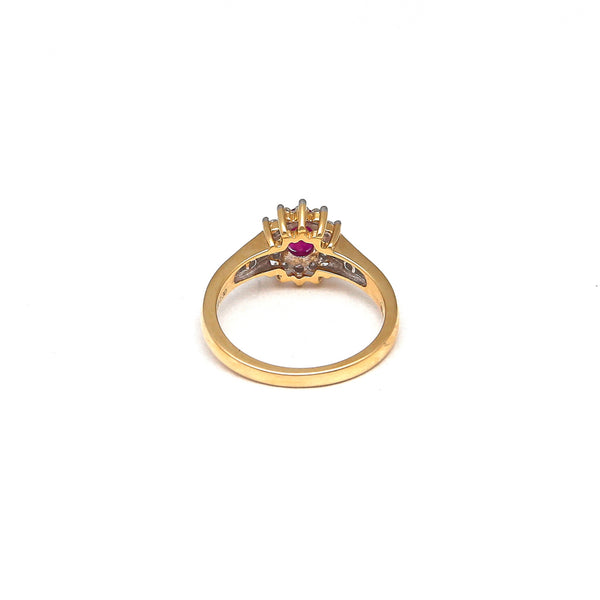 Anillo estilizado con diamantes y rubí en oro amarillo 14 kilates.