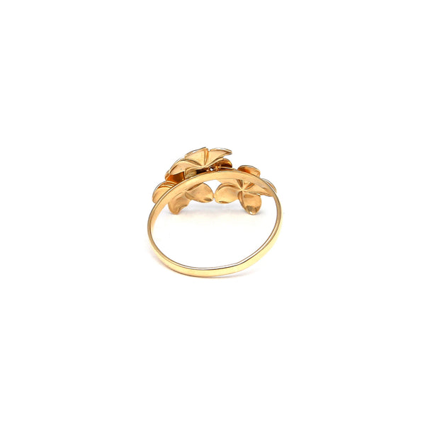 Anillo estilizado motivo floral en oro amarillo 14 kilates.