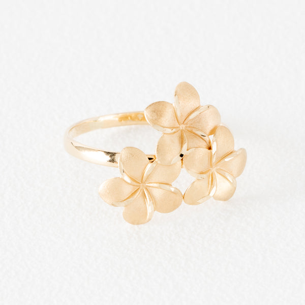 Anillo estilizado motivo floral en oro amarillo 14 kilates.