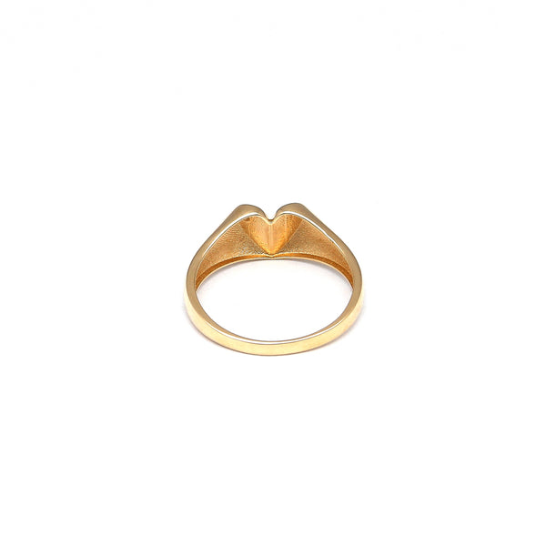 Anillo estilizado motivo corazón con circonias en oro amarillo 14 kilates.