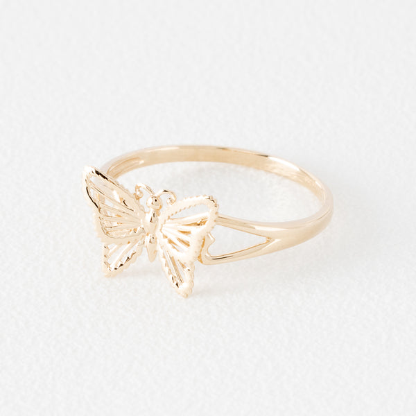 Anillo diseño especial motivo mariposa en oro amarillo 14 kilates.