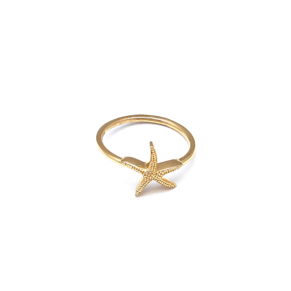 Anillo diseño especial motivo estrella de mar en oro amarillo 14 kilates.