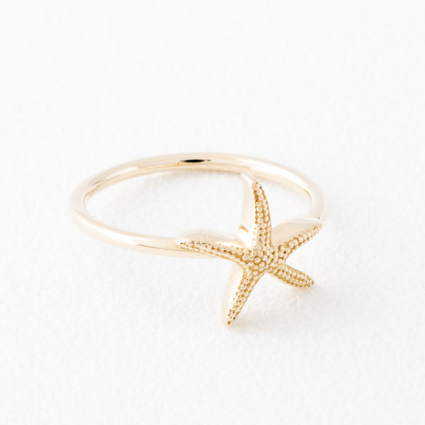 Anillo diseño especial motivo estrella de mar en oro amarillo 14 kilates.