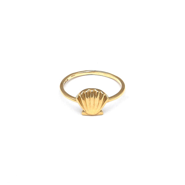 Anillo liso con aplicación motivo concha de mar en oro amarillo 14 kilates.