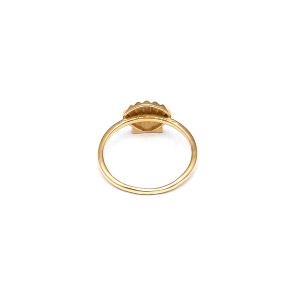 Anillo liso con aplicación motivo concha de mar en oro amarillo 14 kilates.