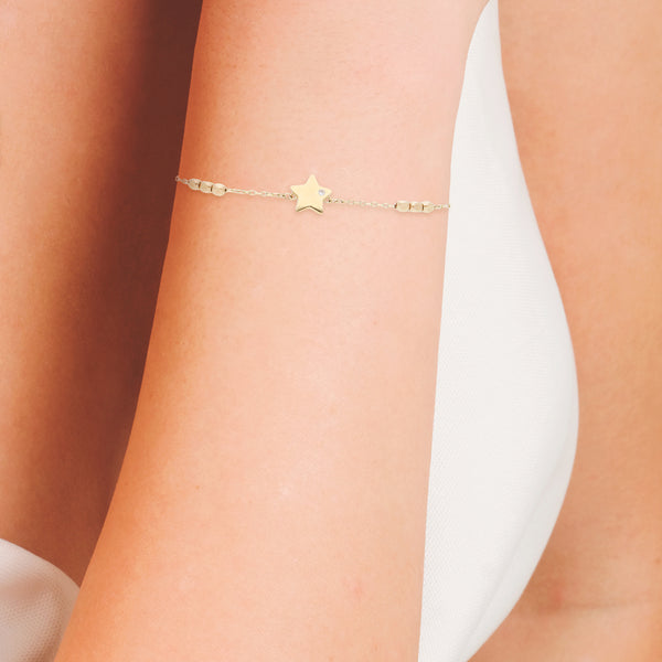 Pulsera eslabón cruzado con esferas, circonia y aplicación motivo estrella en oro amarillo 14 kilates.