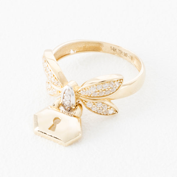 Anillo estilizado motivo mariposa con candado y circonias en oro amarillo 14 kilates.