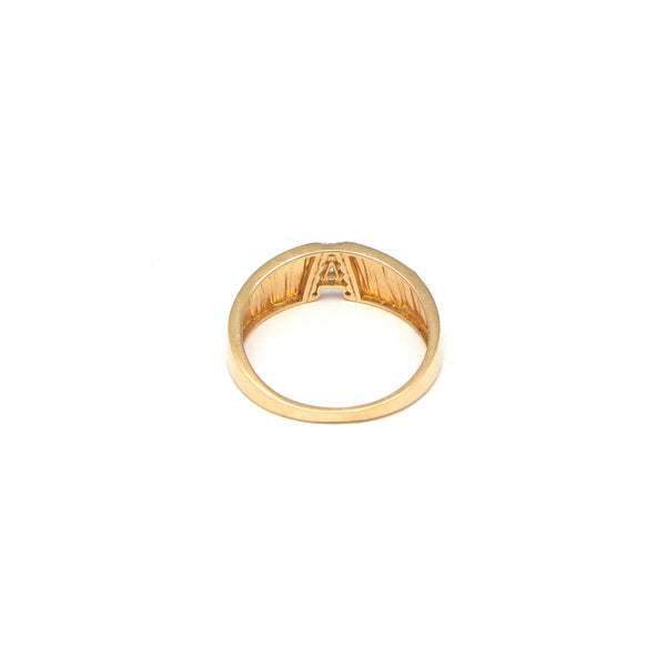 Anillo diseño especial motivo letra con circonias en oro amarillo 14 kilates.