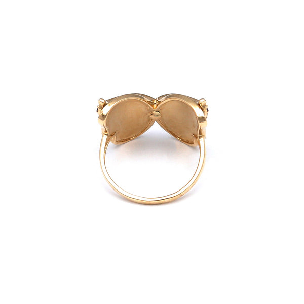 Anillo diseño especial motivo mariposa con sintéticos y esmalte en oro amarillo 14 kilates.