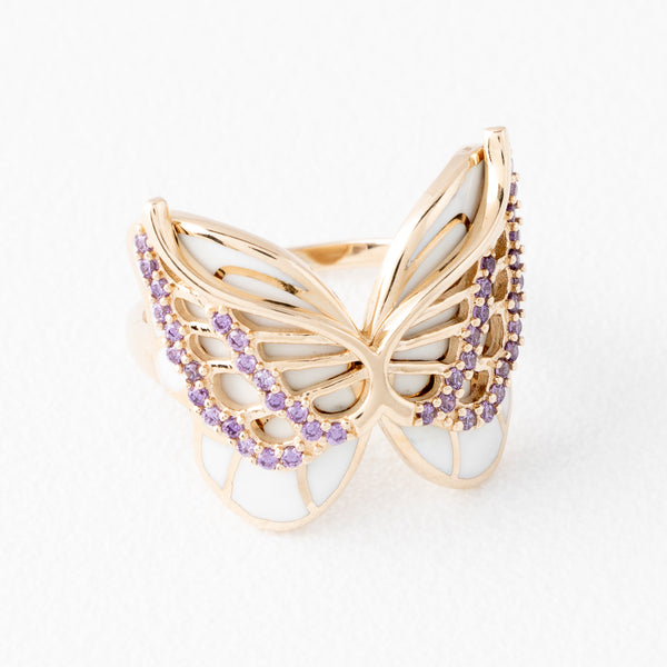 Anillo diseño especial motivo mariposa con sintéticos y esmalte en oro amarillo 14 kilates.