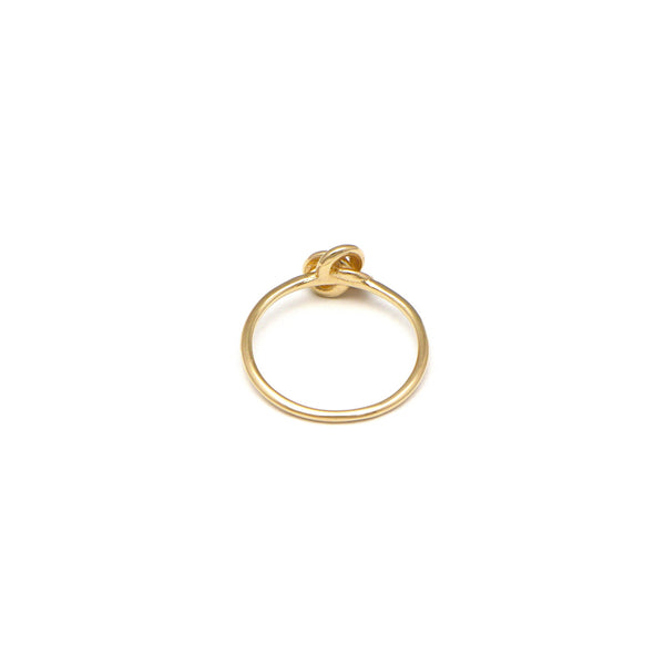 Anillo diseño especial motivo nudo en oro amarillo 14 kilates.