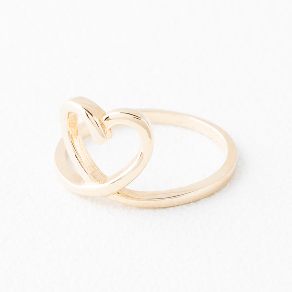 Anillo calado motivo corazón en oro amarillo 14 kilates.