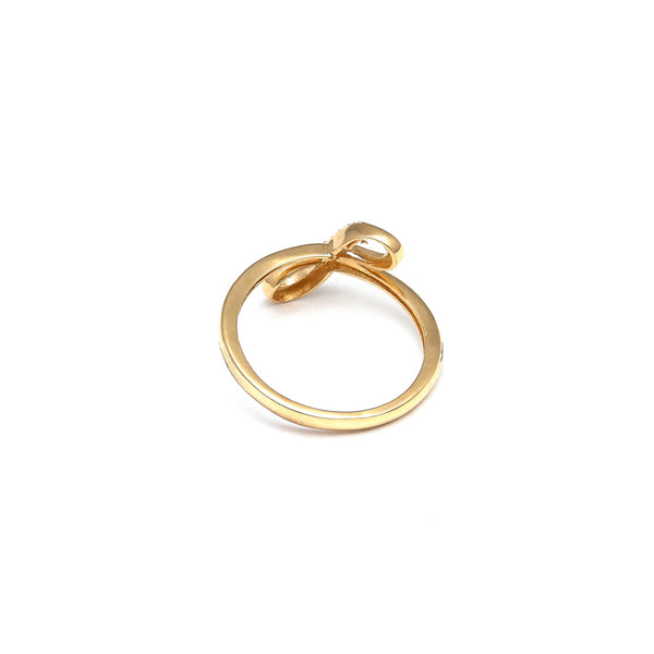 Anillo calado motivo infinito con circonias en oro amarillo 14 kilates.