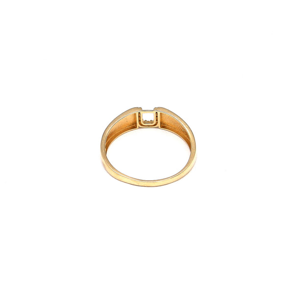 Anillo calado motivo letra con circonias en oro amarillo 14 kilates.