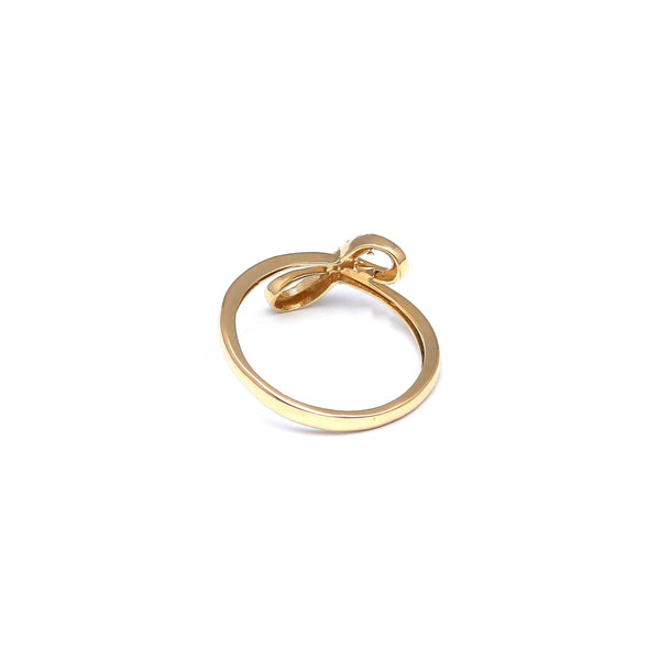 Anillo calado motivo infinito con circonias en oro amarillo 14 kilates.