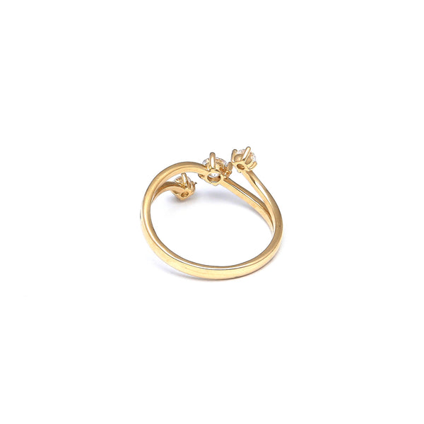 Anillo diseño especial con circonias en oro amarillo 14 kilates.