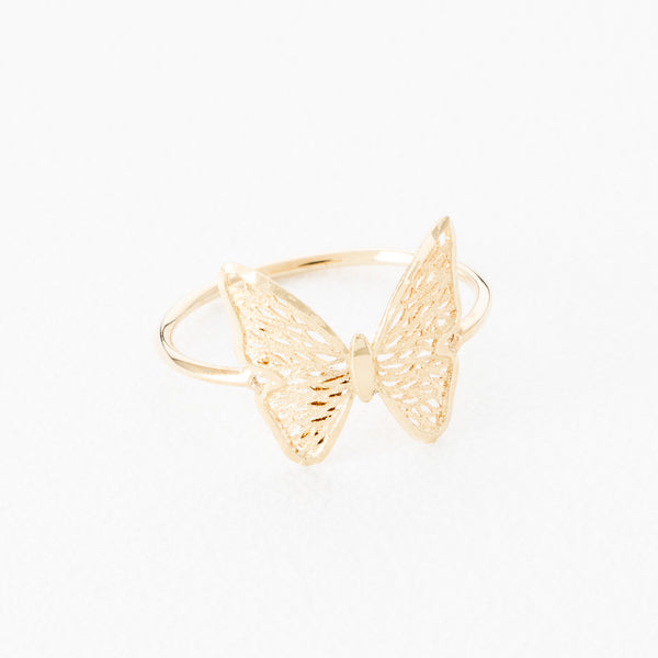 Anillo calado motivo mariposa en oro amarillo 14 kilates.