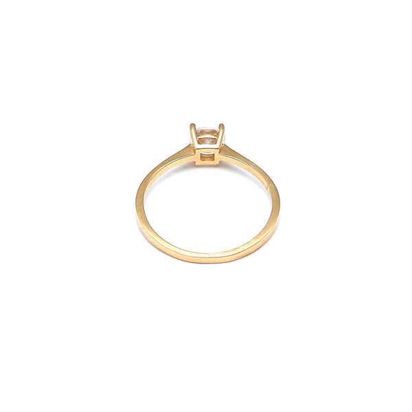 Anillo solitario con circonia en oro amarillo 14 kilates.