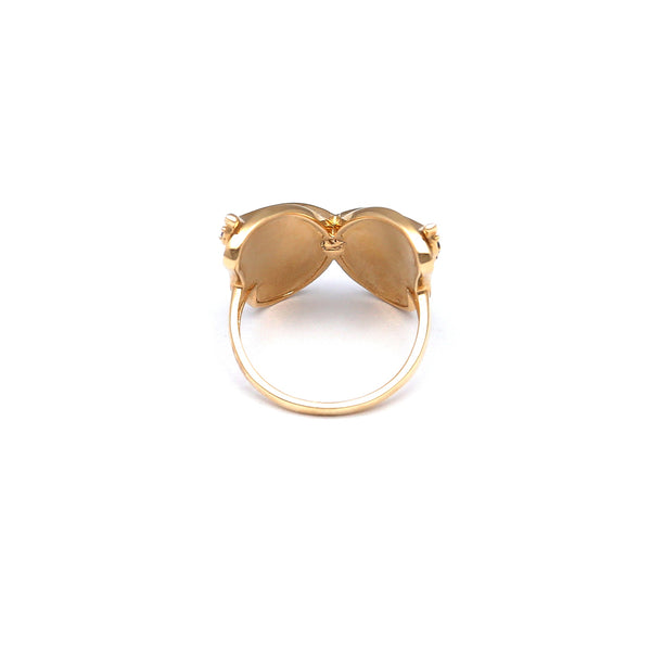 Anillo diseño especial motivo mariposa con sintéticos y esmalte en oro amarillo 14 kilates.