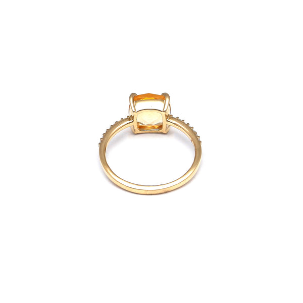 Anillo diseño especial con circonias y sintético en oro amarillo 14 kilates.